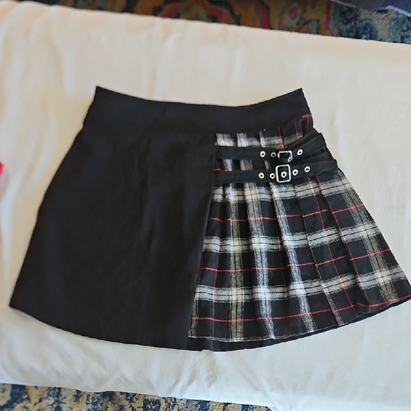 Chic Black and Plaid Mini Skirt - Picture 1 of 6